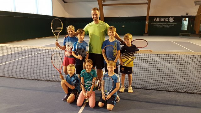 Matej Poljansek mit seinen (Tennis-)Kids