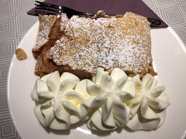 Der gezogene Apfelstrudel im Strudelcafé Kröll wird sehr einladend dekoriert serviert. Der Teig ist sehr zart und in der saftigen Füllung sind frische Äpfel und feine Mandelsplitter verarbeitet. Die Portionsgröße war in Ordnung – der Preis mit 4,20 Euro aber relativ hoch.