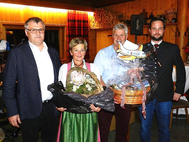 Bgm. Gerhard Obermüller, Regina und Ernst Schwaiger, Amtsleiter Christopher Innerkofler. | Foto: Schwaiger