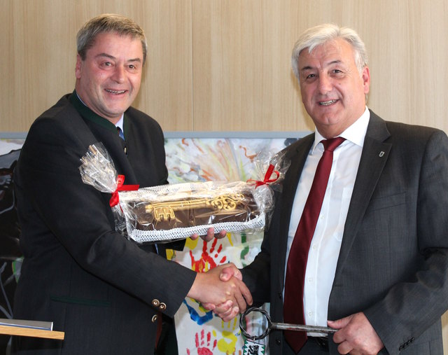 "Schlüssel-Übergabe" von LAWOG-Vorstandsdirektor Nikolaus Prammer (l.) an Bürgermeister Friedrich Neuhofer.