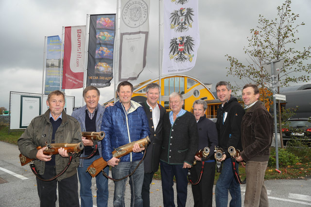 Die Schützenkomagnie aus Seekirchen gratuliert ihrem prominenten Mitglied.