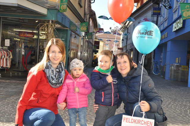 Familienstadt Feldkirchen: Bettina mit ihrer zweijährigen Tochter Emelie und Birgit mit Simon (2) kaufen in Feldkirchen ein