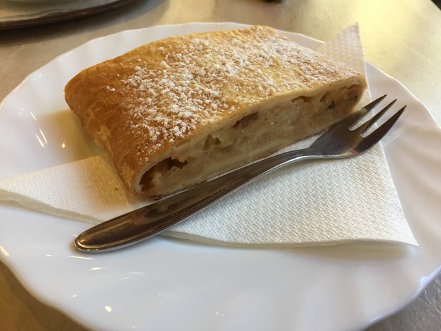 Die Portion im Café Tyrol war ausreichend und der Geschmack war durch die knackigen Äpfel gut. Der Strudel wurde lauwarm serviert, was uns sehr gut gefallen hat. Bei der Dekoration hätte man sich etwas mehr wünschen können. Ob man Sahne dazu will, wurde nicht gefragt. | Foto: Schöpf