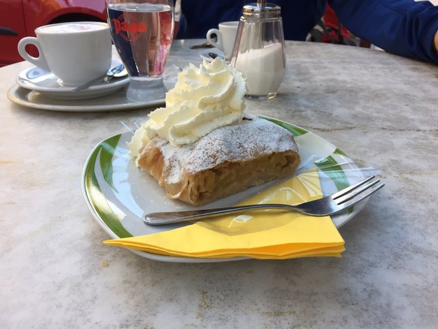 Ein echter Geheimtipp im Westen: Guter Strudel zum guten Preis. Knuspriger Teig und klassische Füllung: kompakt, fruchtig, zimtig. Die Portion war reichhaltig. Einen Stern haben wir abgezogen, da der Strudel kalt serviert wurde und nicht sehr aufregend war. | Foto: Czingulszki
