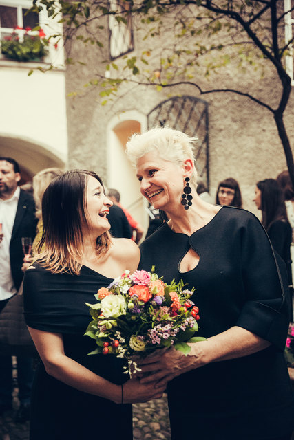 Understatement: Barbara Schneider (l.) und Elke Steffen-Kühnl bei der Eröffnungsfeier ihres Shops. Mode zu schaffen, die man noch in 50 Jahren tragen kann, ist ihr Ziel – ganz nach dem Vorbild von Coco Chanel. | Foto: Lupi Spuma