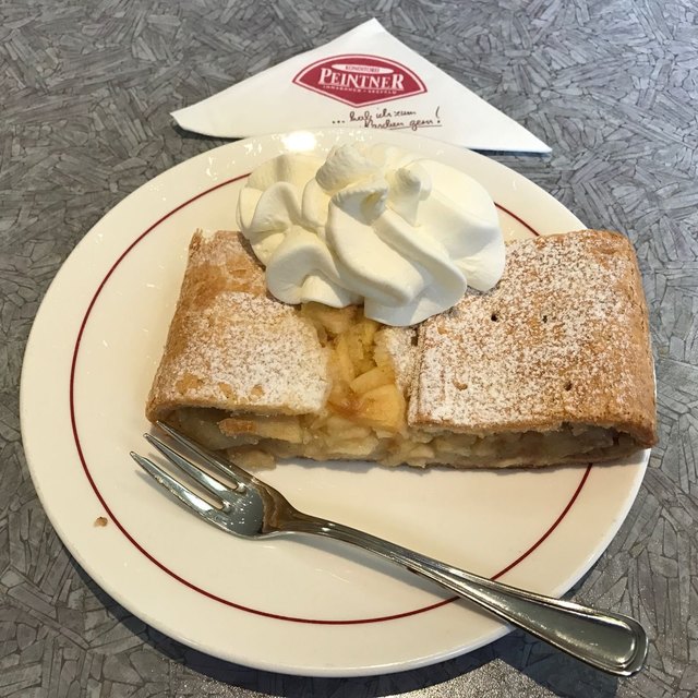 Der Strudel hatte die perfekte Größe, war saftig und mit Apfelstückchen gefüllt. Der Teig war lecker und nicht zu dick. Es waren keine Rosinen im Apfelstrudel und dieser war auch nicht übertrieben süß. Auch die Sahneportion hatte die richtige Größe und war im Preis inkludiert. | Foto: Schöpf