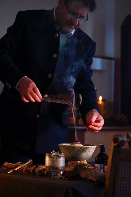 Fritz Kaindlstorfer beim Räuchern | Foto: Marienschwestern vom Karmel