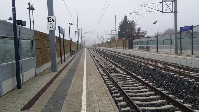 Das Bild zeigt den Bahnhof Klagenfurt-Ebenthal mit Blick auf den Frachtenbahnhof Klagenfurt am Wörthersee.