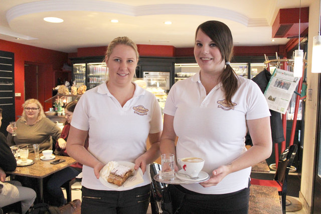 Barbara und Fabienne servierten in der Konditorei Murauer einen klassischen Apfelstrudel mit Sahne.