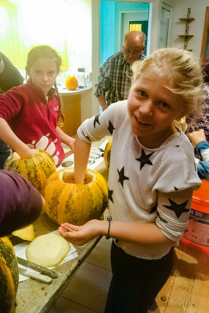 die Kinder beim Aushöhlen der Kürbisse