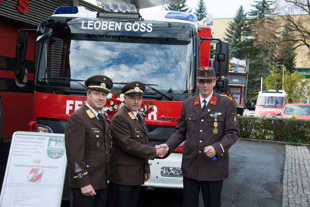 Übergabe des neuen Fahrzeuges: Seidl, Harrer und Bittner (v.li.) | Foto: FF Göss