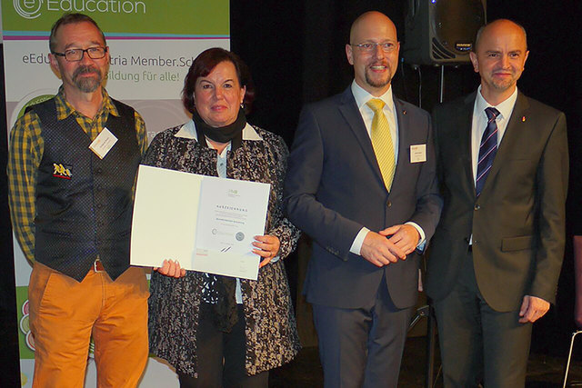 Wolfgang Ölzant (l.) und Eleonore Schrefler wurde die Auszeichnung in Eisenstadt überreicht. | Foto: KK