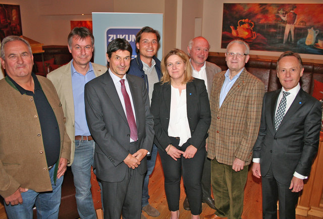 Peter Schitter (Bergbahnen Lungau), Norbert Ferner (Impex Leiterplatten), Peter Brezinschek (globaler Leiter von Raiffeisen Research der RBI-Gruppe), Josef Bogensperger (Katschbergbahnen), Anna Ramsbacher (Hypo-Regionaldirektorin für den Lungau), Gerhard Aichhorn (Samson Druck), Albert Moser (Eggerwirt) und Helmut Praniess (Generaldirektor Hypo Salzburg). | Foto: Hypo Salzburg