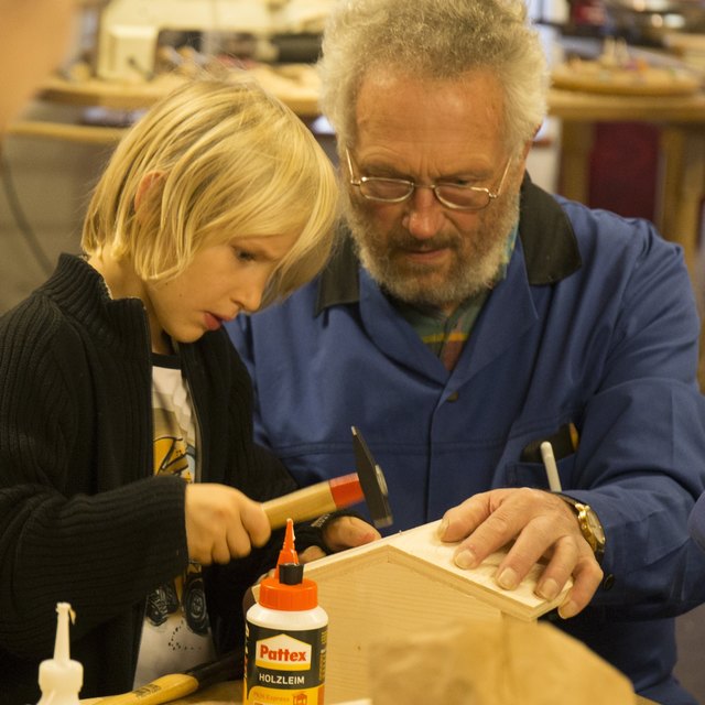 Beim Meisteradvent in Bad Goisern können Kinder die verschiedensten handwerklichen Tätigkeiten ausprobieren.