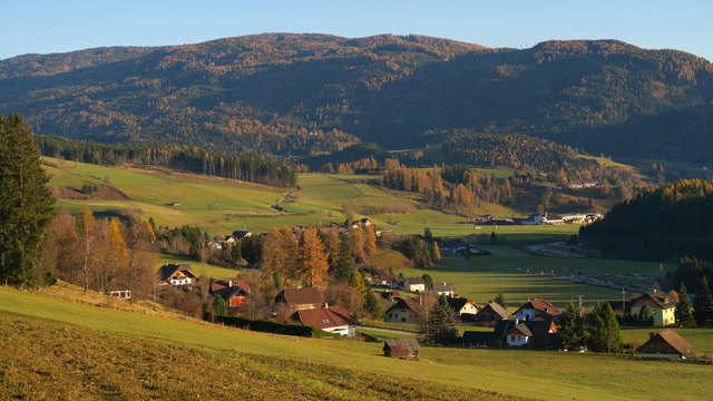 Im Hintergrund sieht man das Heizwerk Tamsweg