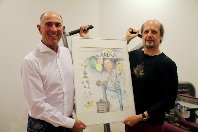 Inhaber des Fitnessstudios Arena, Ernst Theussl (li.), freut sich über das Werk von Künstler August di Lena.