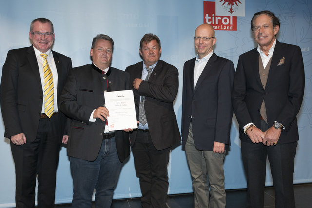 ohannes Tratter verlieh im Beisein von WK-Präsident Jürgen Bodenseer und Peter Schumacher, Leiter der Lehrlingsabteilung der AK, das Prädikat „Ausgezeichneter Tiroler Lehrbetrieb“ Erstmals dabei: Elektro Müller. | Foto: Land Tirol/Wucherer
