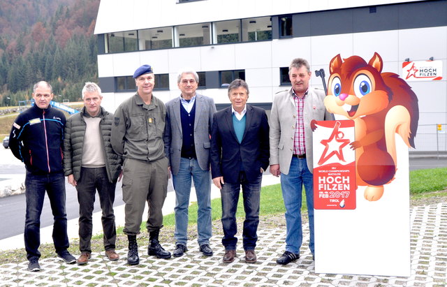 Markus Gandler, Konrad Walk, Andreas Pernsteiner, Klaus Leistner, Peter Schröcksnadel, Franz Berger vor dem neuen Zentralgebäude.