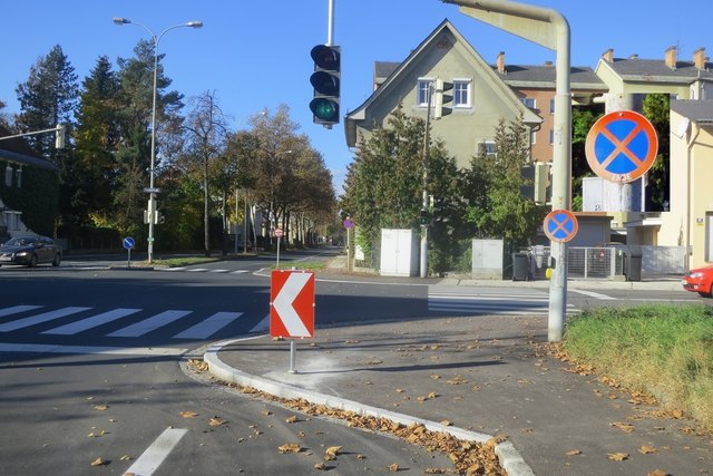 Kreuzung August Jaksch- / Friedel-Straße mit neuer Richtungsleittafel. Rechts: Vergessenes Halteverbotschild!!