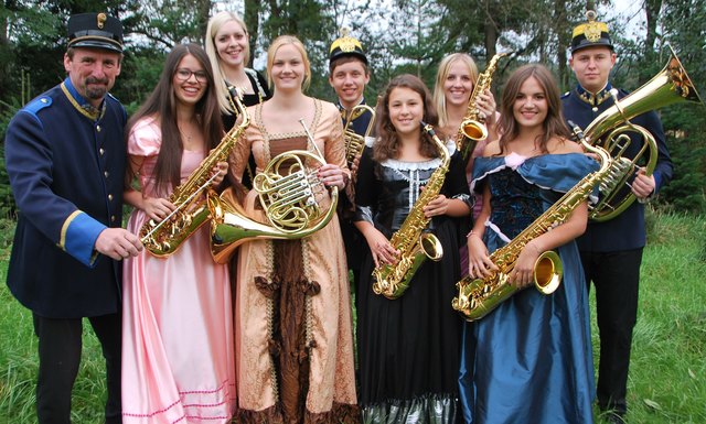 Mit der Marktmusik Rudersdorf geht es am 11. und 12. November auf eine musikalische Zeitreise in die Kaiser-Epoche. | Foto: Marktmusik Rudersdorf