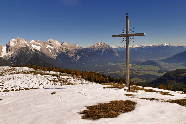 Blick vom Simmeringer Kreuz 2.000 m gegen die Mieminger Bergkette.