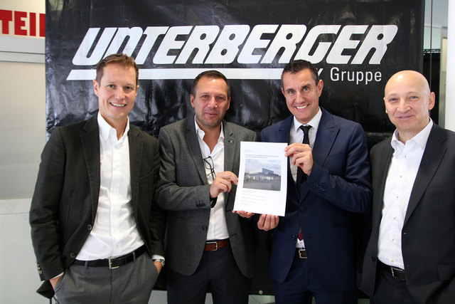 Die Geschäftsführenden Gesellschafter Dieter (l.) und Gerald (3. v.l.) Unterberger sowie Geschäftsführer Josef Gruber (r.) präsentierten die Pläne für die neue Autowelt Unterberger Telfs und gleich den neuen Betriebsleiter Martin Kornexl (2. v.l.).