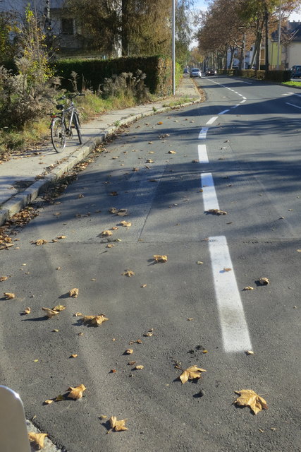 Gähnende Leere auf der Parkspur, die diese als Fahrspur zum Abbiegen bzw. als Radweg erscheinen lässt