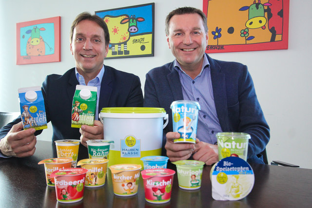 GF Christian Leeb und Andreas Gasteiger mit Produkten der neuen Marke Besser Bio | Foto: SalzburgMilch