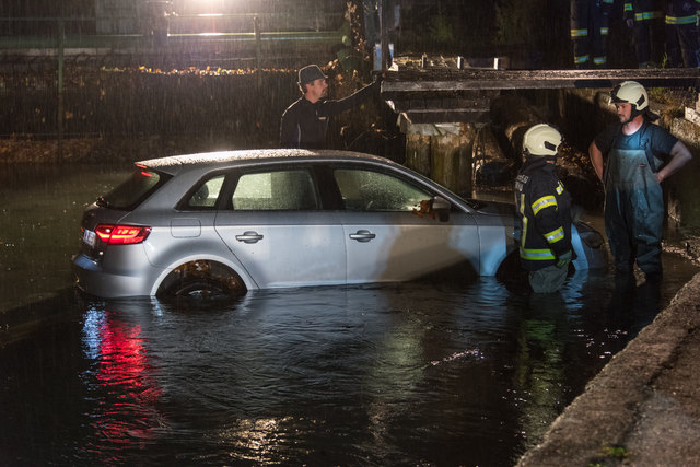 Pkw musste aus dem Almfluss geborgen werden