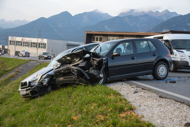 An der Kreuzung im Bereich Gewerbepark-Schützenkapelle kam es zum Zusammenstoß dieser Fahrzeuge. | Foto: zeitungsfoto.at