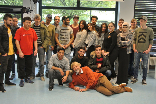 Initiator Prof Dr. Manfred Car (liegend) mit Schülern und den Flüchtlingen. | Foto: Antonkriegergasse