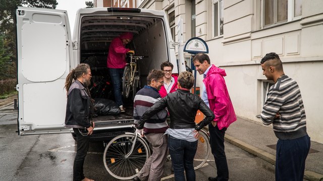 Die kaputten Räder wurden im Geriatriezentrum übergeben. | Foto: NEOS Wien