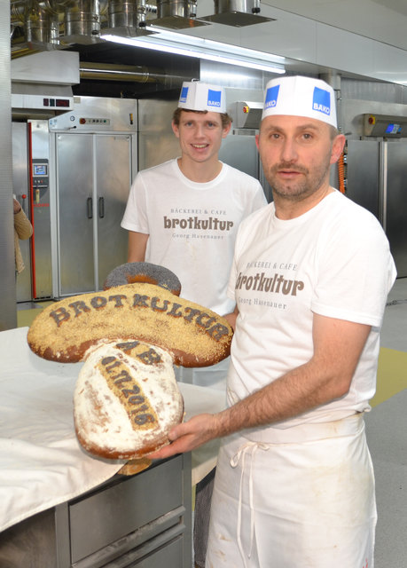 Bäcker Georg Hasenauer (rechts) zeigt die Vielfalt der Brote zur Eröffnung.