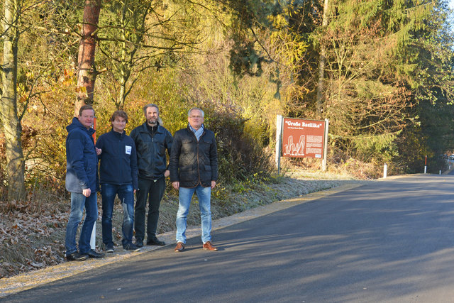 Eine wichtige Zufahrtstraße entlang der Bundesstraße 5 wurde saniert und durch die Entschärfung des Kurvenbereiches für mehr Verkehrssicherheit gesorgt. V.l.n.r. Vizebürgermeister Gottfried Waldhäusl, Sachbearbeiter Gerhard Lamatsch, Stadtrat Martin Litschauer und Bürgermeister Robert Altschach bei der Begutachtung der fertiggestellten „Henkelstraße“.