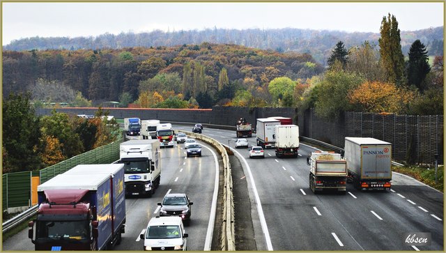 Die Wiener Außenring Autobahn A 21 (ugs. auch Allander Autobahn) ist eine Autobahn in Österreich und Teil der Europastraße 60. Sie verbindet die West Autobahn A 1 am Knoten Knoten Steinhäusl mit der Süd Autobahn A 2 am Knoten Vösendorf wo sie in die Wiener Außenring Schnellstraße S 1 einmündet