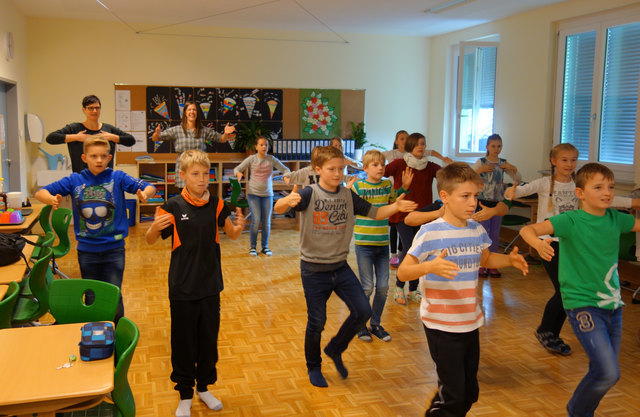 Die 1C Klasse bringt mit koordinativen Übungen Schwung in den Unterricht.