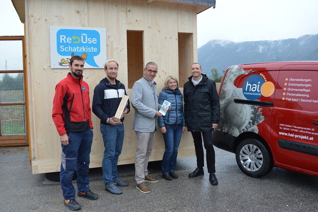 Arbeitsanleiter HAI Wimmer, FH Student Gerdes, Bürgermeister Anzengruber, HAI-Geschäftsführerin Gadermayr, Projektleiter Berger.
 
Wiederverwenden statt Wegwerfen: Die „Schatzkiste“ aus Holz steht nun am Recyclinghof in Rif  für Gebrauchtwaren bereit. | Foto: Stadtgemeinde Hallein