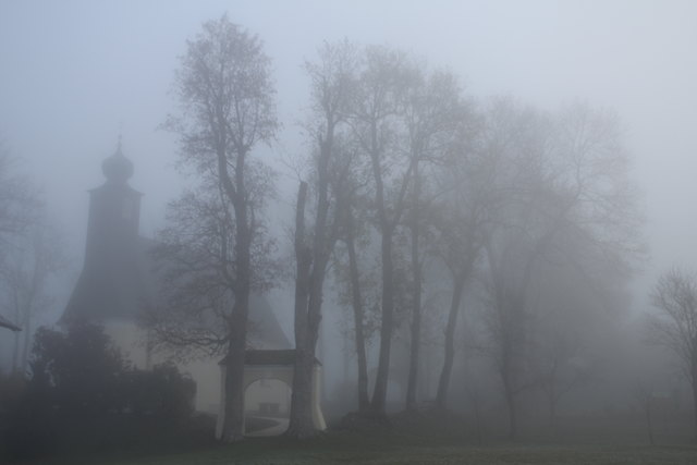 ...zeigte sich heute früh die Filialkirche Peter und Paul in Berg im Attergau.