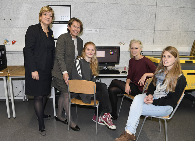 Foto (v.l.n.r.): Landesrätin Mag. Barbara Schwarz, KommR Sonja Zwazl (Präsidentin der Wirtschaftskammer Niederösterreich), Alexandra Auer, Mareen Primus und Lisa Vesely (Studentinnen der NDU St. Pölten)