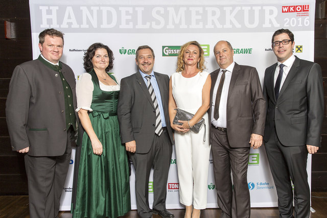 Handelsmerkur: Bgm. Johann Schirnhofer und WKO-Regionalstellenleiter Florian Ferl gratulierten den Nominierten aus der Marktgemeinde Pöllau. | Foto: WKO Steiermark/Harry Schiffer