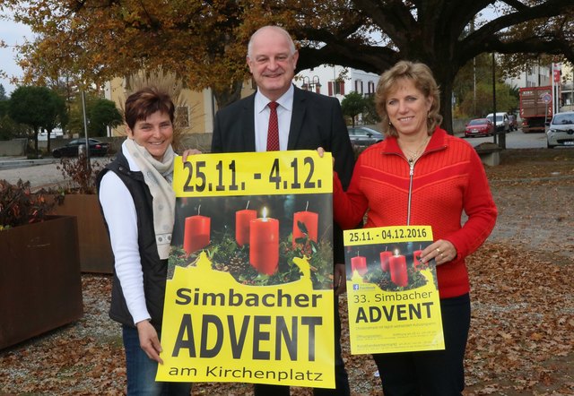 Stellten das Programm für den 33. Simbacher Advent im Rathaus vor. Im Bild (v. li.) Brigitte Schwarzbauer von der Stadtverwaltung, Bürgermeister Klaus Schmid und Kulturbeauftragte Petra Enghofer.