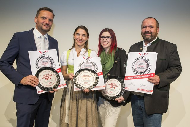 Die besten Lehrbetriebe des Landes (v. l.): dm-Gebietsmanager Arnulf Kofler, Karin Hettegger (Hotel Edelweiss) und Amanda und Anton Hirscher (Tischlerei Hirscher). | Foto: WKS/Neumayr
