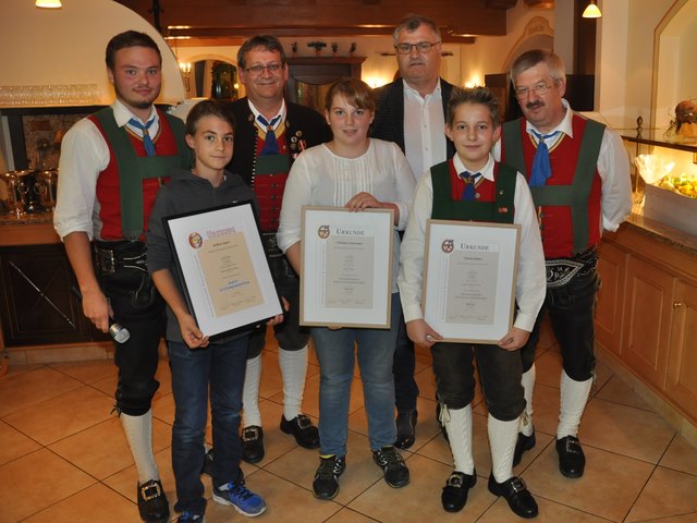Jugendreferent Florian Gschwendtner, Kpm. Gerald Embacher, BM Gerhard Obermüller und Obmann Georg Krepper mit den erfolgreichen Jungmusikanten Raphael Aigner, Christina Unterrainer und Florian Holzer | Foto: Schwaiger