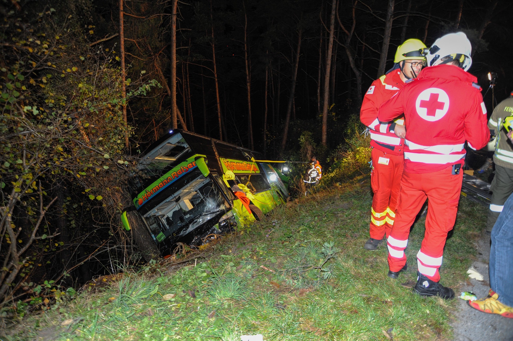 Großeinsatz nach Busunfall am Zirler Berg - Telfs