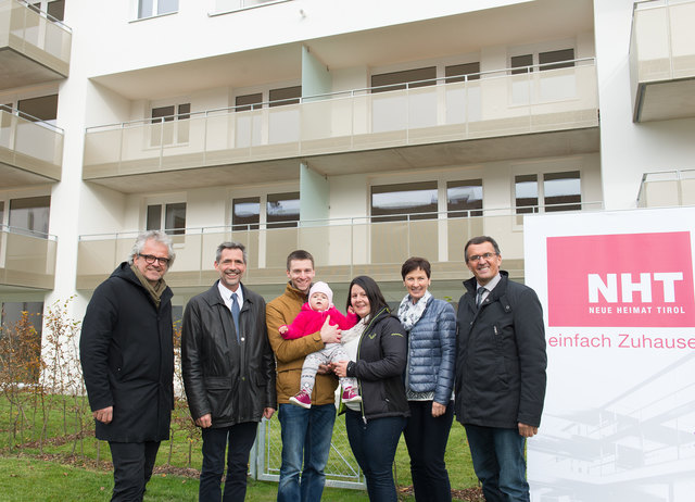 Feierliche Wohnungsübergabe in Breitenbach: Christoph Thanner mit Tanja Andre und Sophia (Bildmitte) freuen sich gemeinsam mit Architekt Hanno Vogl-Fernheim, NHT-Prokurist Engelbert Spiß, Vizebürgermeisterin Martina Lichtmannegger und Bürgermeister Alois Margreiter über das neue Zuhause. | Foto: NHT/Vandory