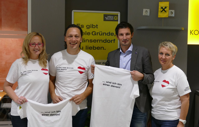 Bankstellenleiterin Nina Schwarz, Prokurist Johannes Jaindl, Bürgermeister Rene Lobner und Martina Held