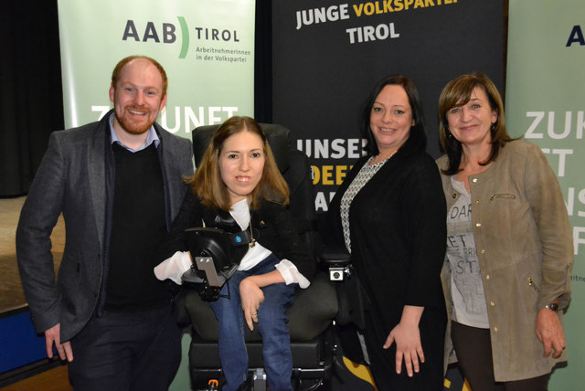 Freuen sich gemeinsam über einen starken Auftakt im Pillserseetal (v.l.n.r.) JVP-Landesobmann Dominik Schrott, die neugewählten Obfrauen Stefanie Pletzenauer (JVP) und Claudia Siorpaes (AAB) und die Landesobfrau des AAB Tirol Beate Palfrader.