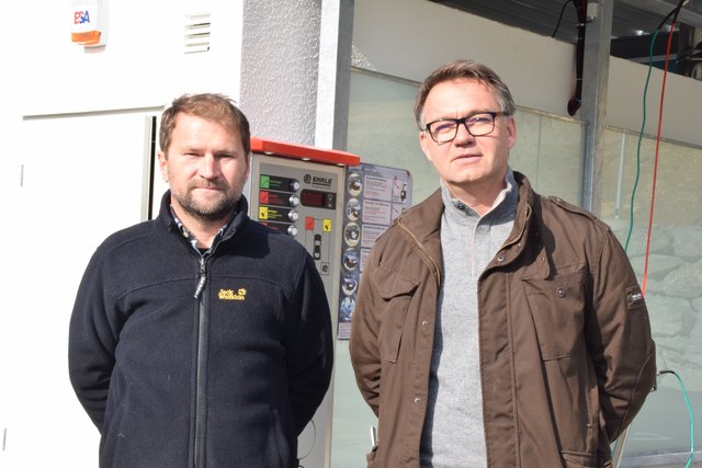Franz Falk (li). und Ing. Helmut Kager legen mit "Rekord Tanken und Waschen" einen sauberen Start hin.