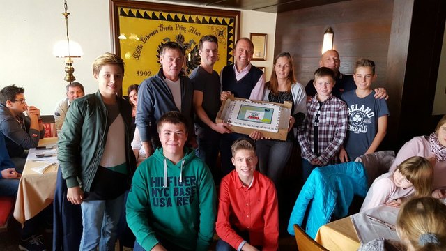 Präsident Direkto Bernhard Lackner, mit den Nachwuchs-Akteuren und Mannschaftsführern