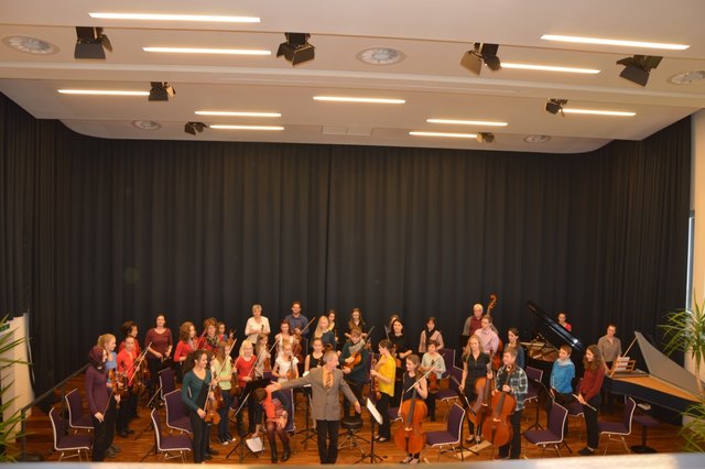 Wolfgang Rath dirigiert das Orchester der Landesmusikschule Rohrbach zur "Peer Gynt-Suite".
